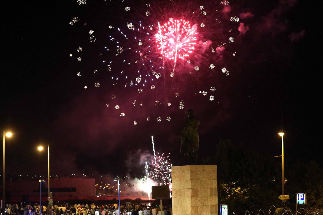 Los emeritenses despidieron ayer sus fiestas con el espectáculo de pirotecnia