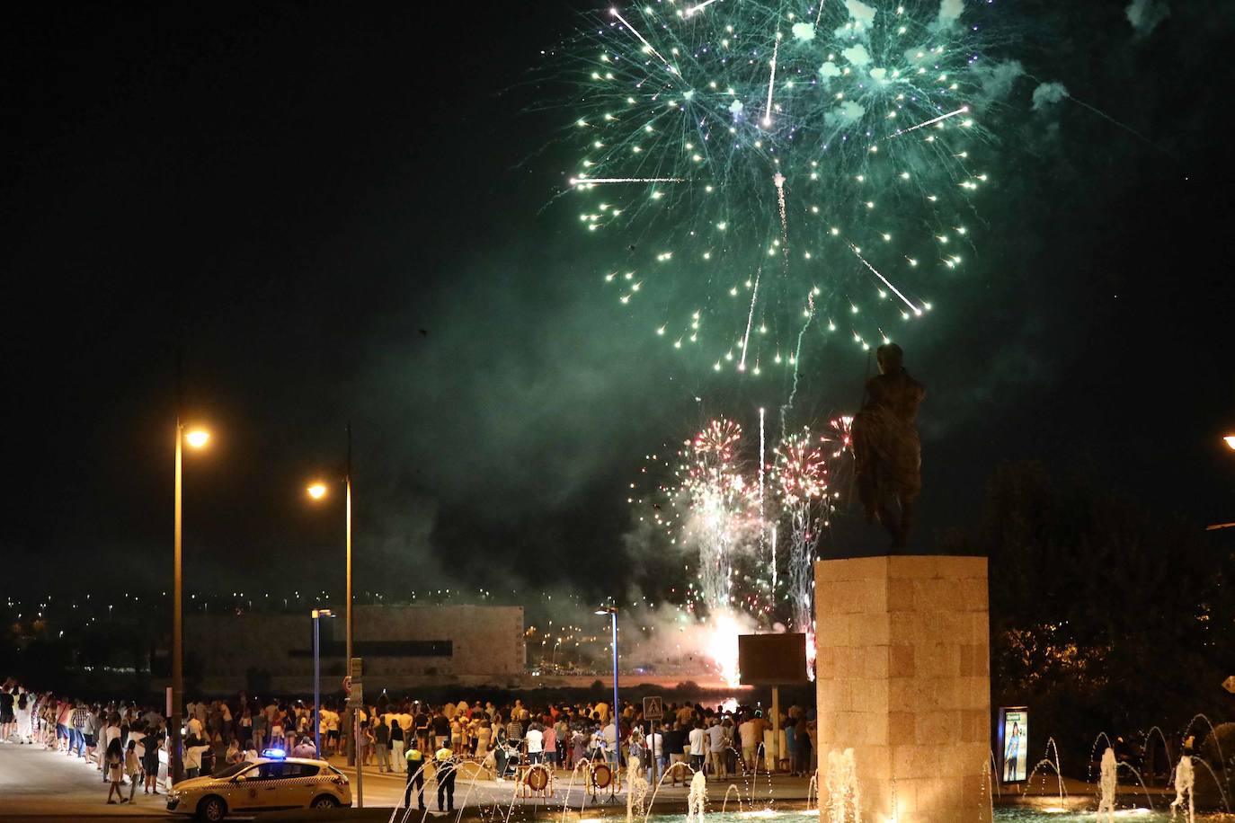 Los emeritenses despidieron ayer sus fiestas con el espectáculo de pirotecnia
