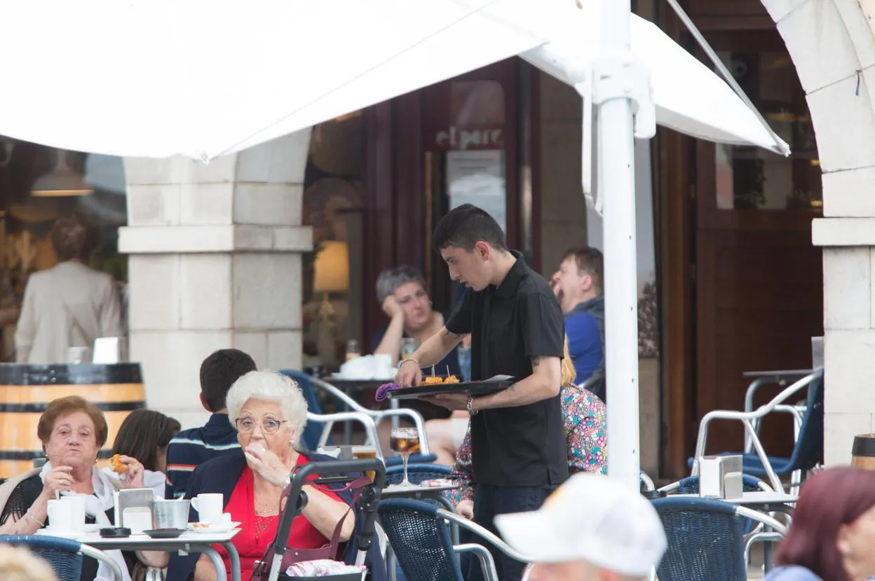 Un camarero, trabajando en una terraza. :: hoy