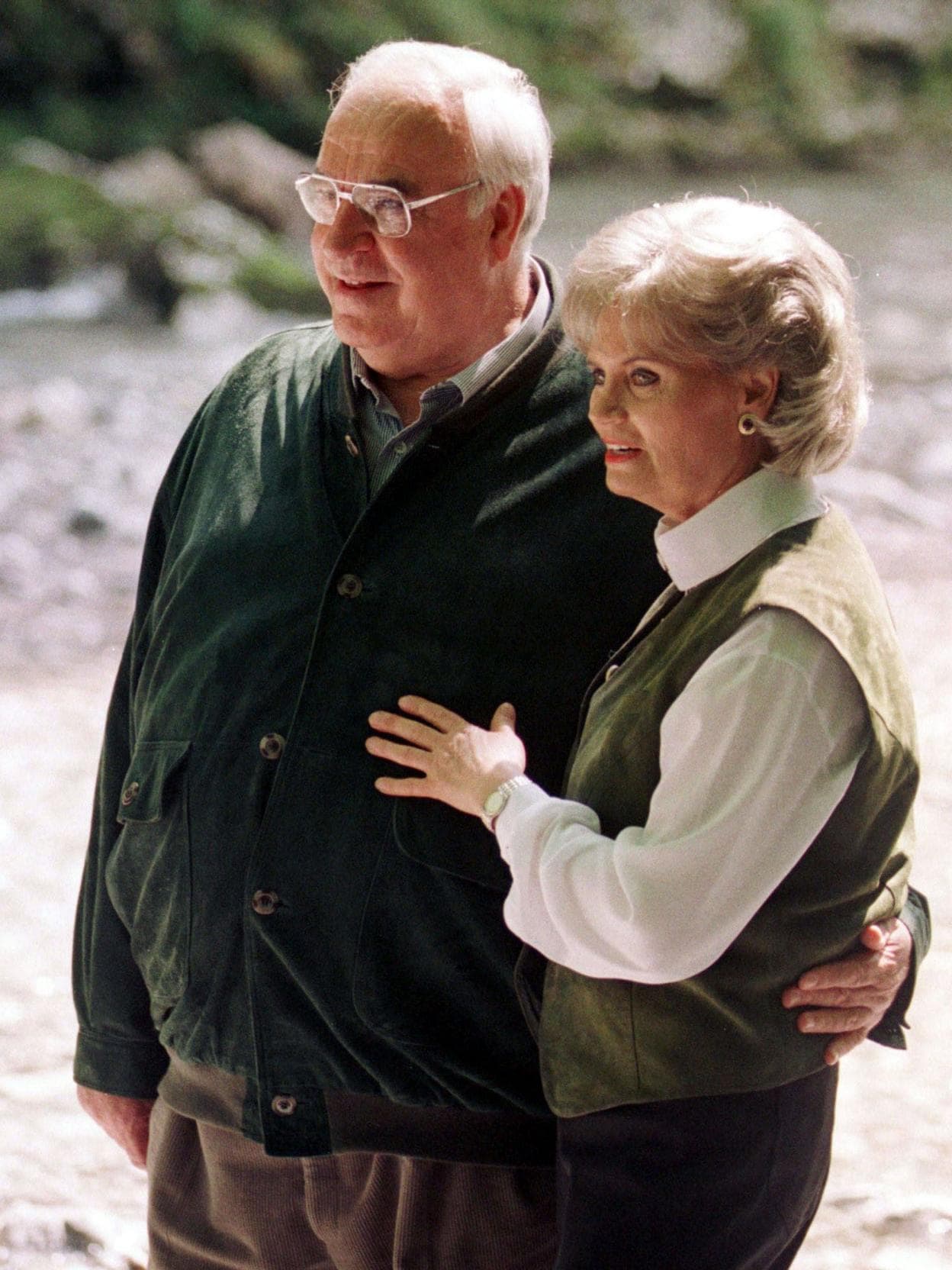 Helmut Kohl y su primera esposa, Hannelore, en 1997, cuatro años antes de divorciarse. Arriba, Beatrice en portada de la revista en la que desveló su romance con el mandatario alemán. 
