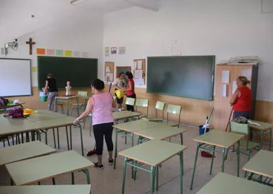 Imagen secundaria 1 - Madroñera limpia el colegio y la guardería con grupos de voluntarios