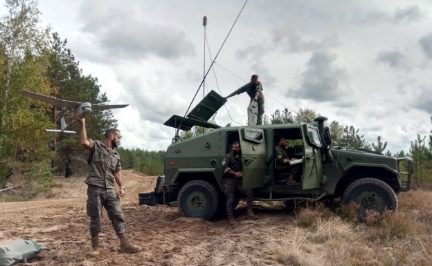 Militares de la Brigada Extremadura XI con el drone utilizado en el rescate:: 