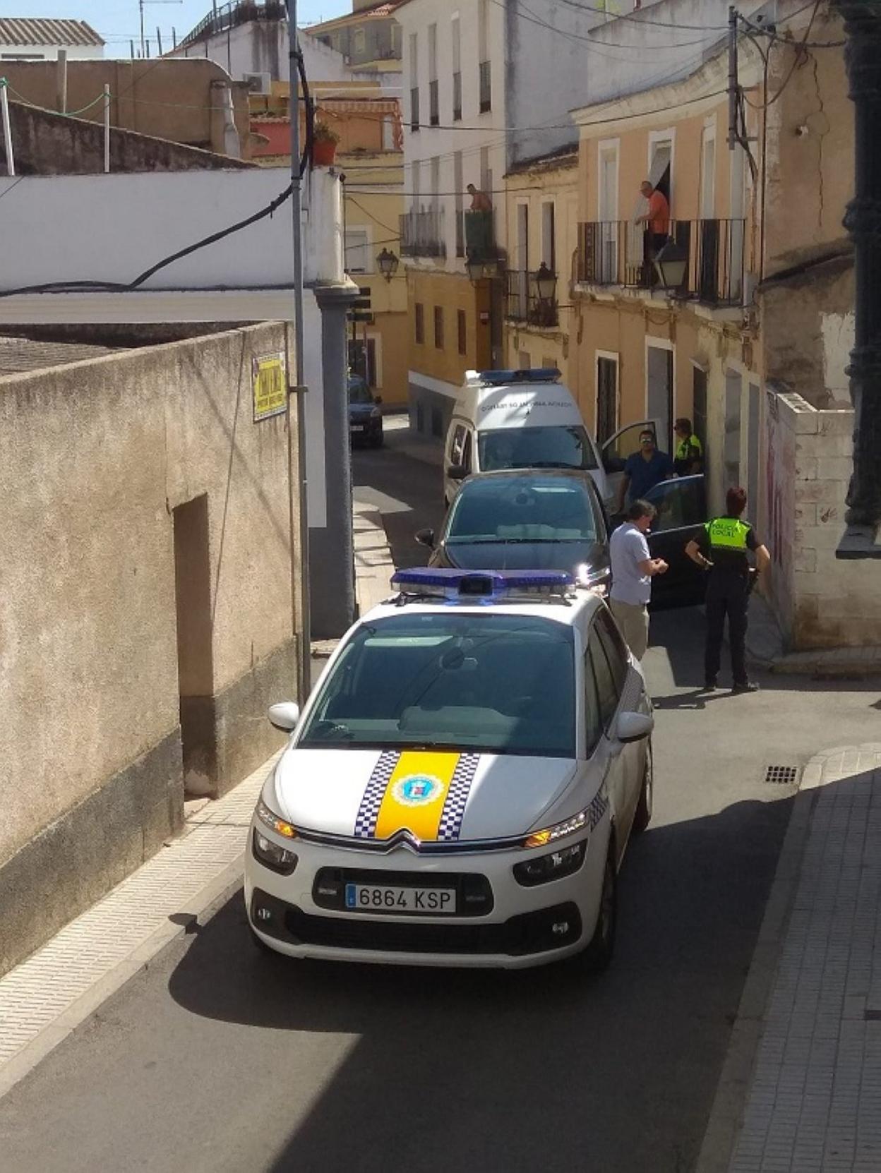 La policía desplegada el miércoles en el Casco Antiguo por una reyerta. :: hoy