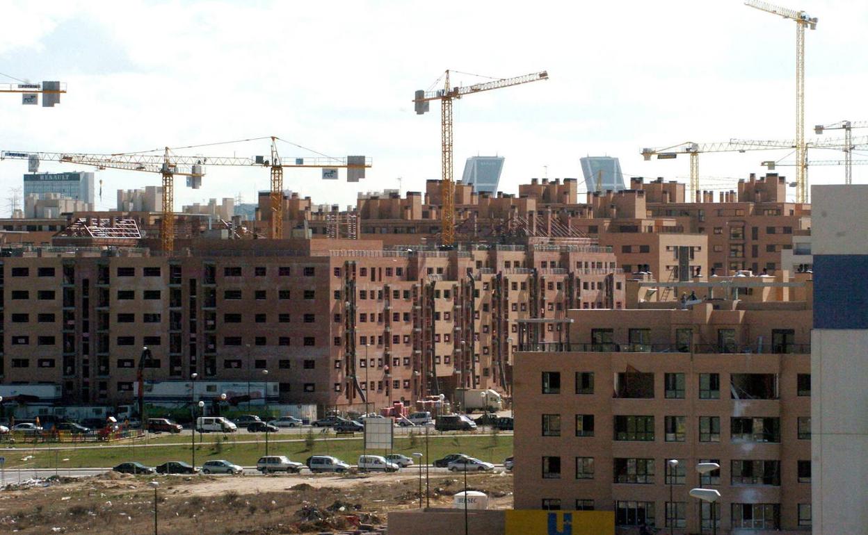 Varios bloques de pisos en construcción en el PAU de Sanchinarro, en la zona noreste de Madrid. 