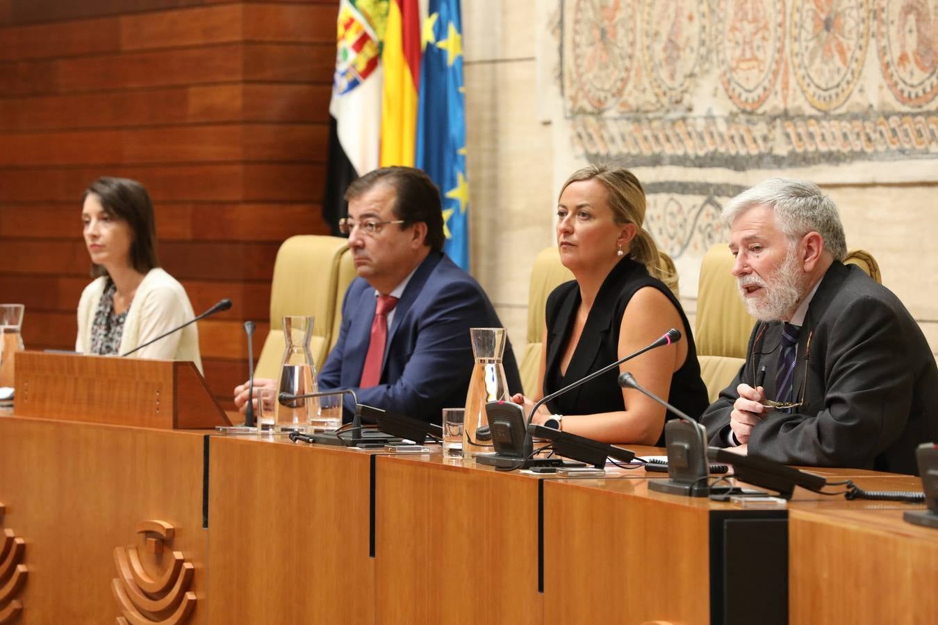 Fotos: Homenaje a las víctimas del terrorismo, en el hemiciclo de la Asamblea de Extremadura
