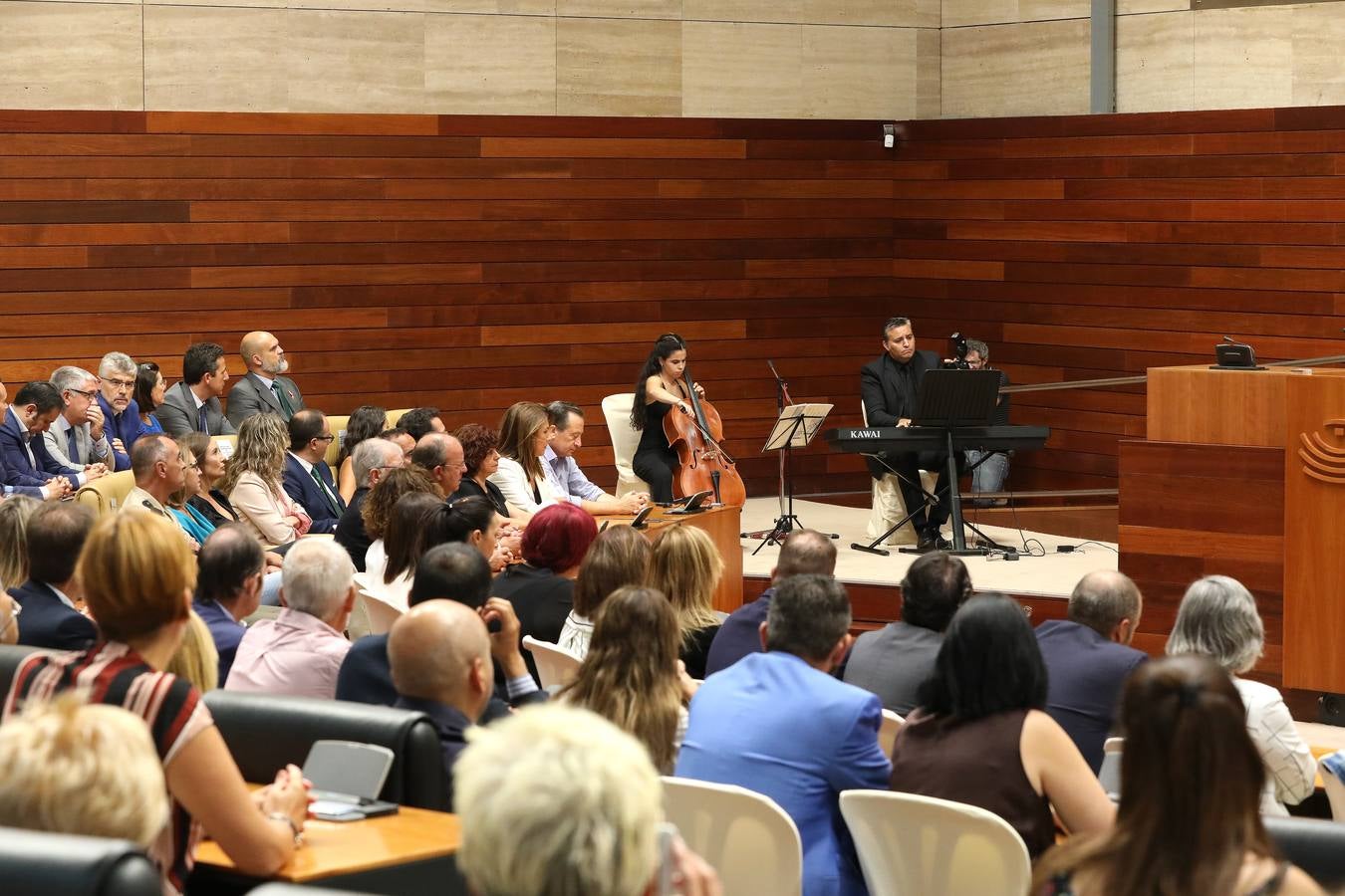 Fotos: Homenaje a las víctimas del terrorismo, en el hemiciclo de la Asamblea de Extremadura