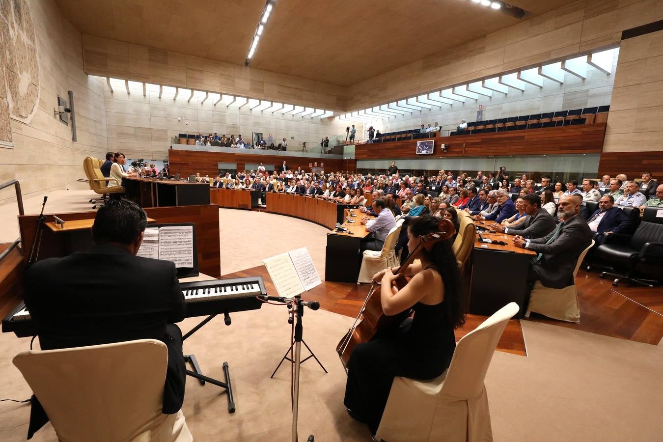 Fotos: Homenaje a las víctimas del terrorismo, en el hemiciclo de la Asamblea de Extremadura