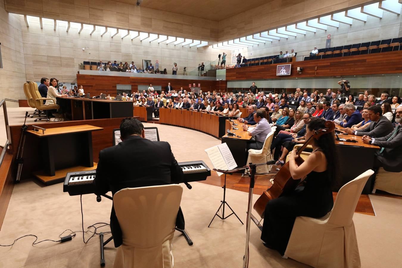 Fotos: Homenaje a las víctimas del terrorismo, en el hemiciclo de la Asamblea de Extremadura