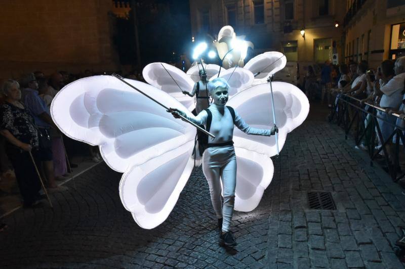 Cómicos, poetas, músicos, pintores, bailarines, actores y creativos llenaron las plazas del Casco Antiguo en la décima edición de la Noche en Blanco, menos multitudinaria por el puente