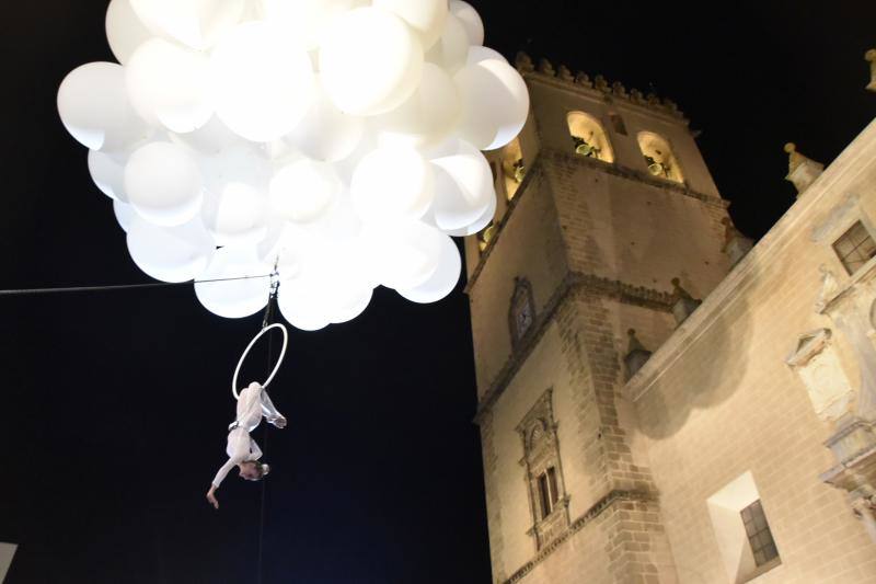 Cómicos, poetas, músicos, pintores, bailarines, actores y creativos llenaron las plazas del Casco Antiguo en la décima edición de la Noche en Blanco, menos multitudinaria por el puente
