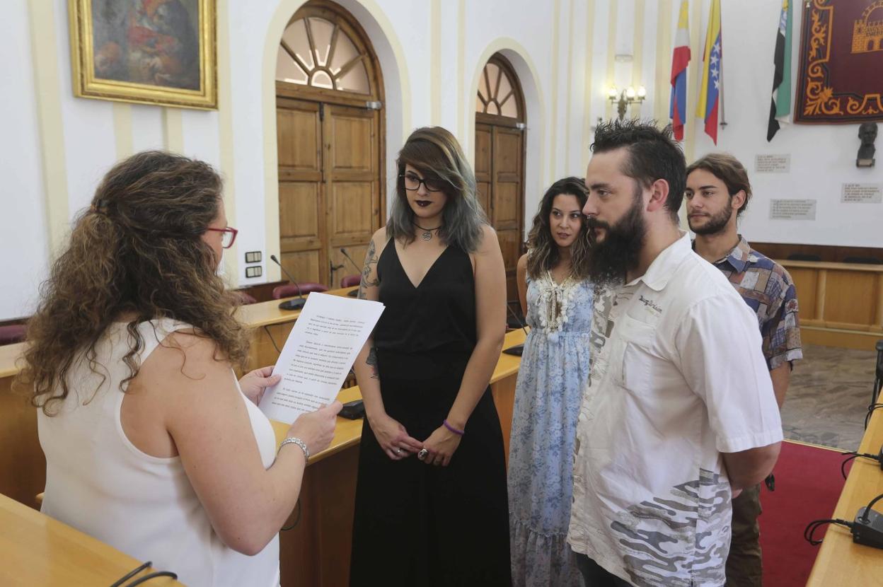 Matrimonio civil celebrado el pasado mes de agosto en el Ayuntamiento de Mérida. :: j. m. Romero