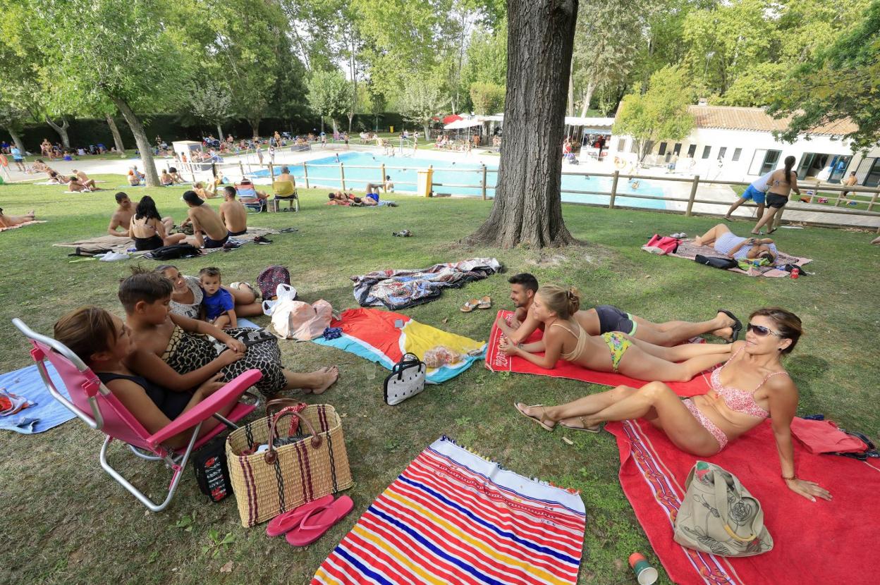 Numerosas familias ocuparon las zonas verdes de la piscina del Parque del Príncipe en la jornada gratuita de ayer. :: lorenzo cordero