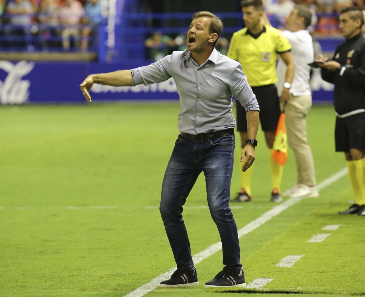 Manuel da instrucciones a sus jugadores durante el partido ante el Numancia. :: J. M. Romero