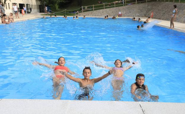 Águeda, Sergio, Marta y Montaña dándose un baño. 