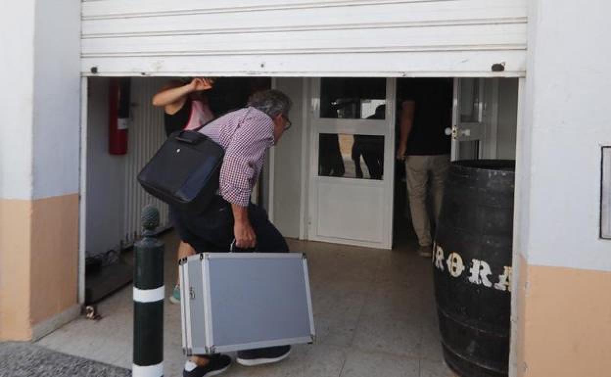 Un inspector de sanidad de la Junta de Andalucía entrando en la empresa 'Sabores de Paterna', en la localidad gaditana de Paterna de Rivera. / EFE