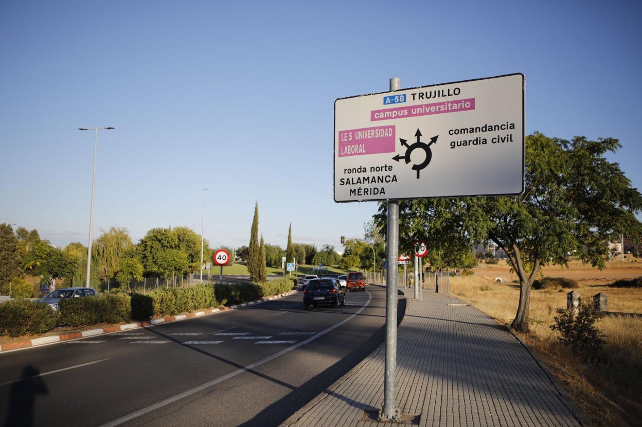 Piden que se señalice el nuevo hospital en la glorieta del IES Universidad Laboral. :: armando méndez 