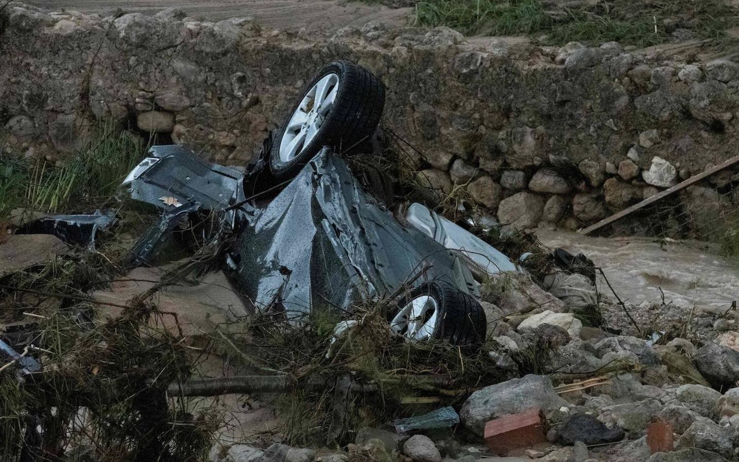 Un coche destrozado por la fuerza de la riada en la localidad valenciana de Mogente.