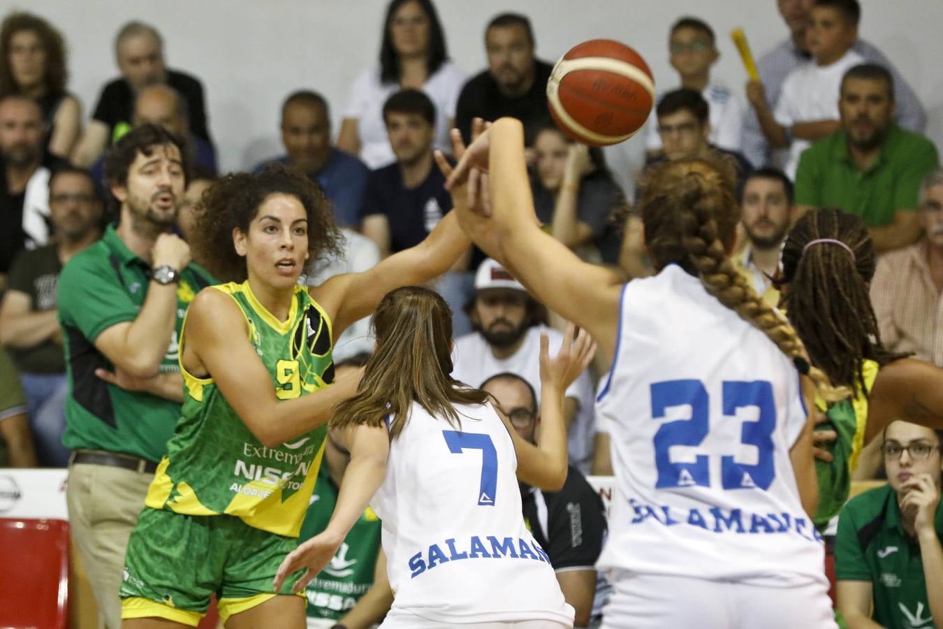 Fotos: Al-Qázeres cae ante Perfumerías Avenida