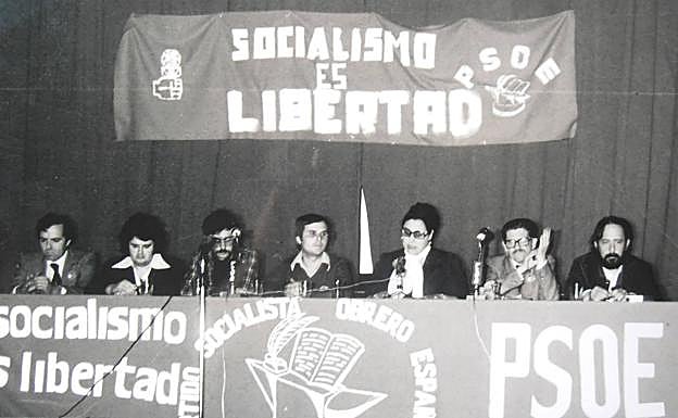 Berra, César, Rodríguez, Guerra, Carmen Arias, Naranjo y Castellano presentando al PSOE en 1977. :: S.E.