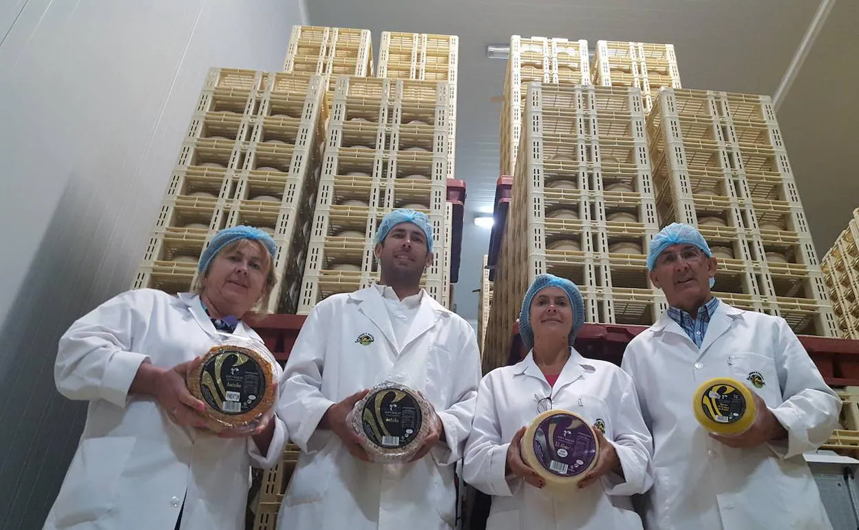 La directora general, María del Carmen Vázquez, con sus sobrinos José Carlos y Anabel Vázquez y su hermano Francisco: HOY