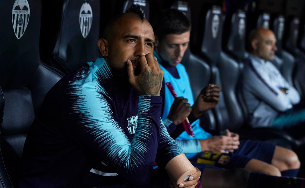 Arturo Vidal y Lenglet sentados en el banquillo