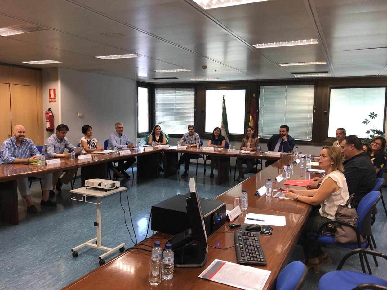 Miembros del observatorio durante la reunión de ayer. :: HOY