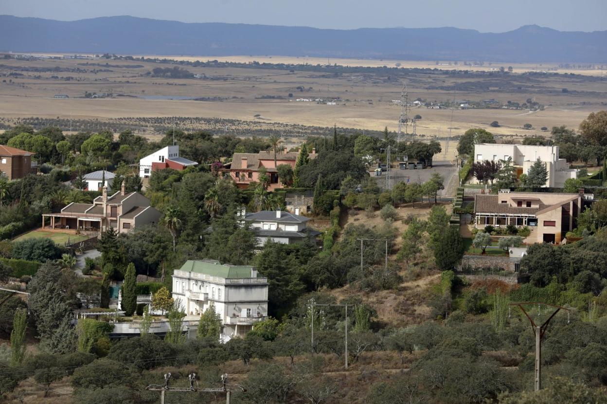 Viviendas de La Sierrilla en Cáceres, la zona con renta media por hogar más alta de la región. :: L. CORDERO