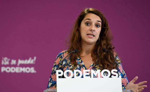 La portavoz de Podemos, Noelia Vera, durante la conferencia de prensa que ha ofrecido este lunes. 