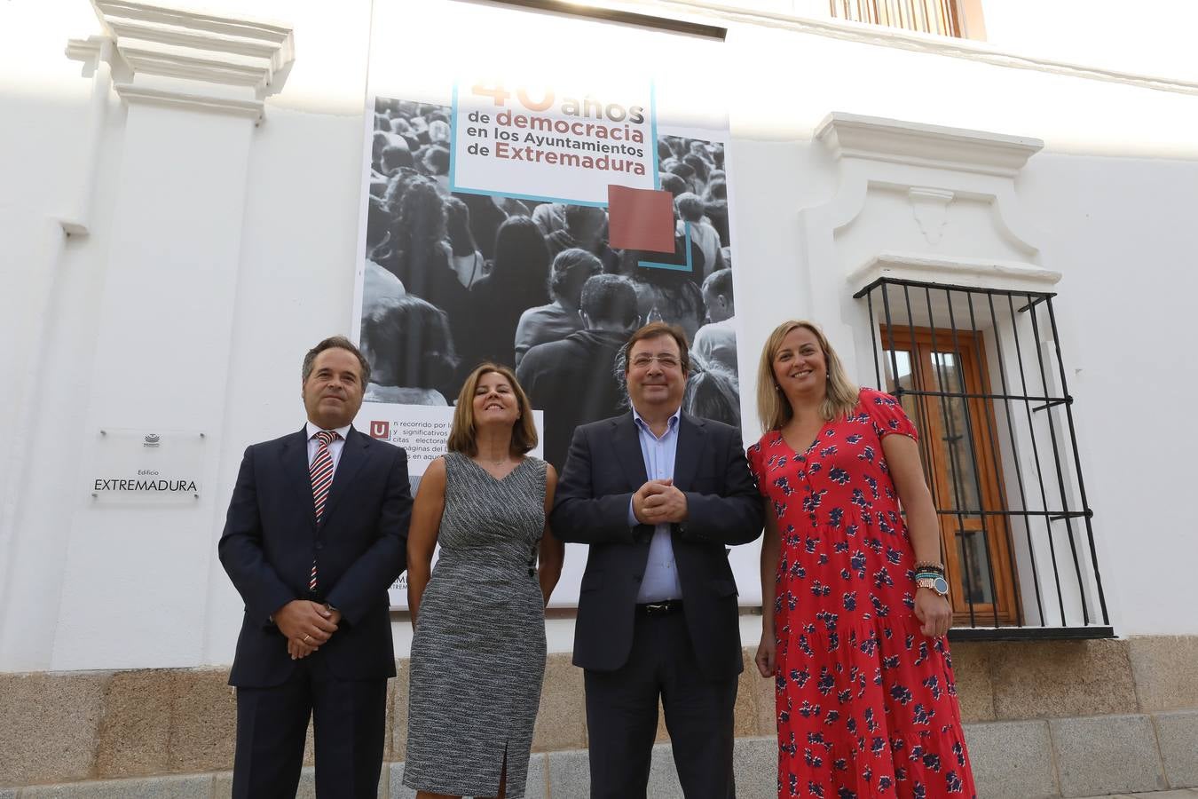 Fotos: HOY repasa en 35 páginas los cuarenta años de los ayuntamientos democráticos