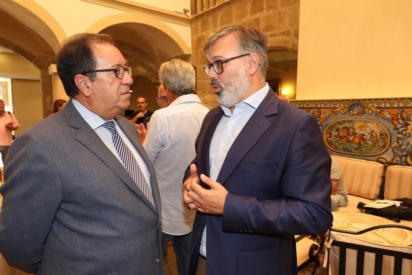 Fotos: HOY repasa en 35 páginas los cuarenta años de los ayuntamientos democráticos