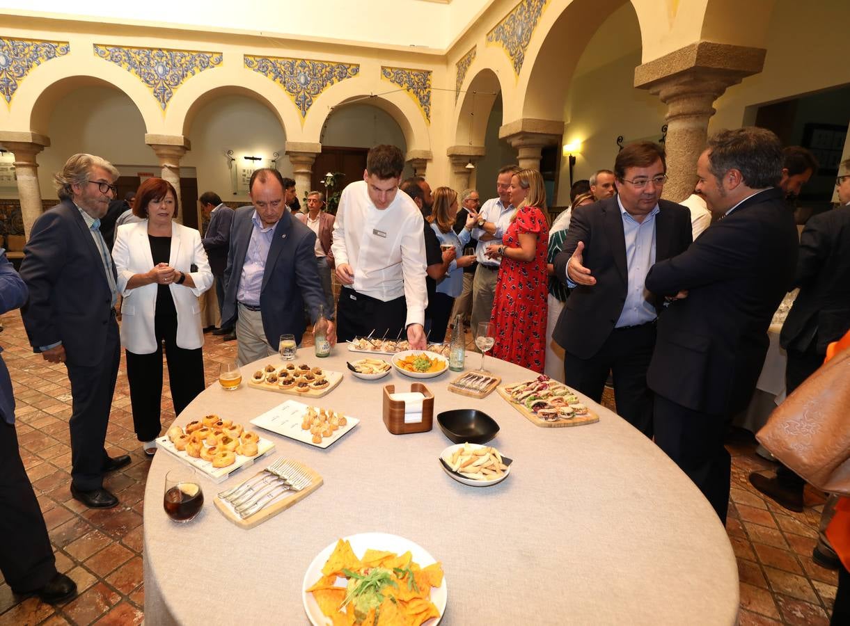 Fotos: HOY repasa en 35 páginas los cuarenta años de los ayuntamientos democráticos