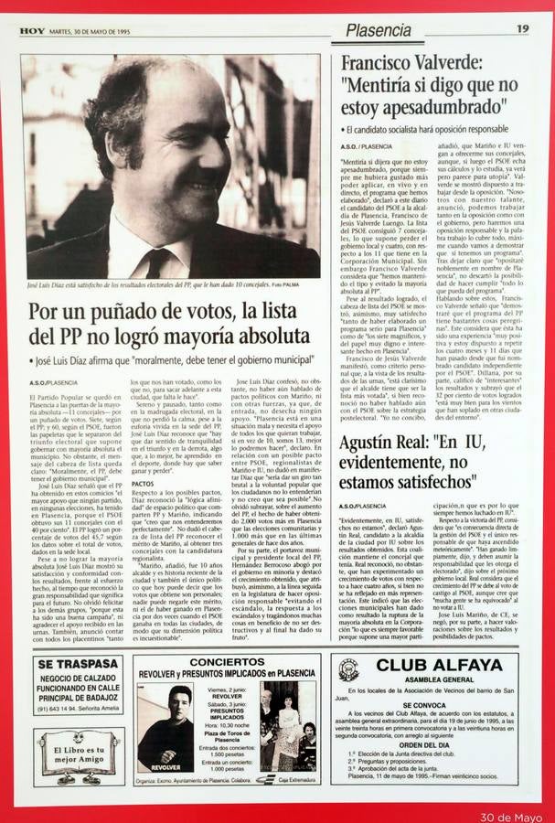 Fotos: HOY repasa en 35 páginas los cuarenta años de los ayuntamientos democráticos