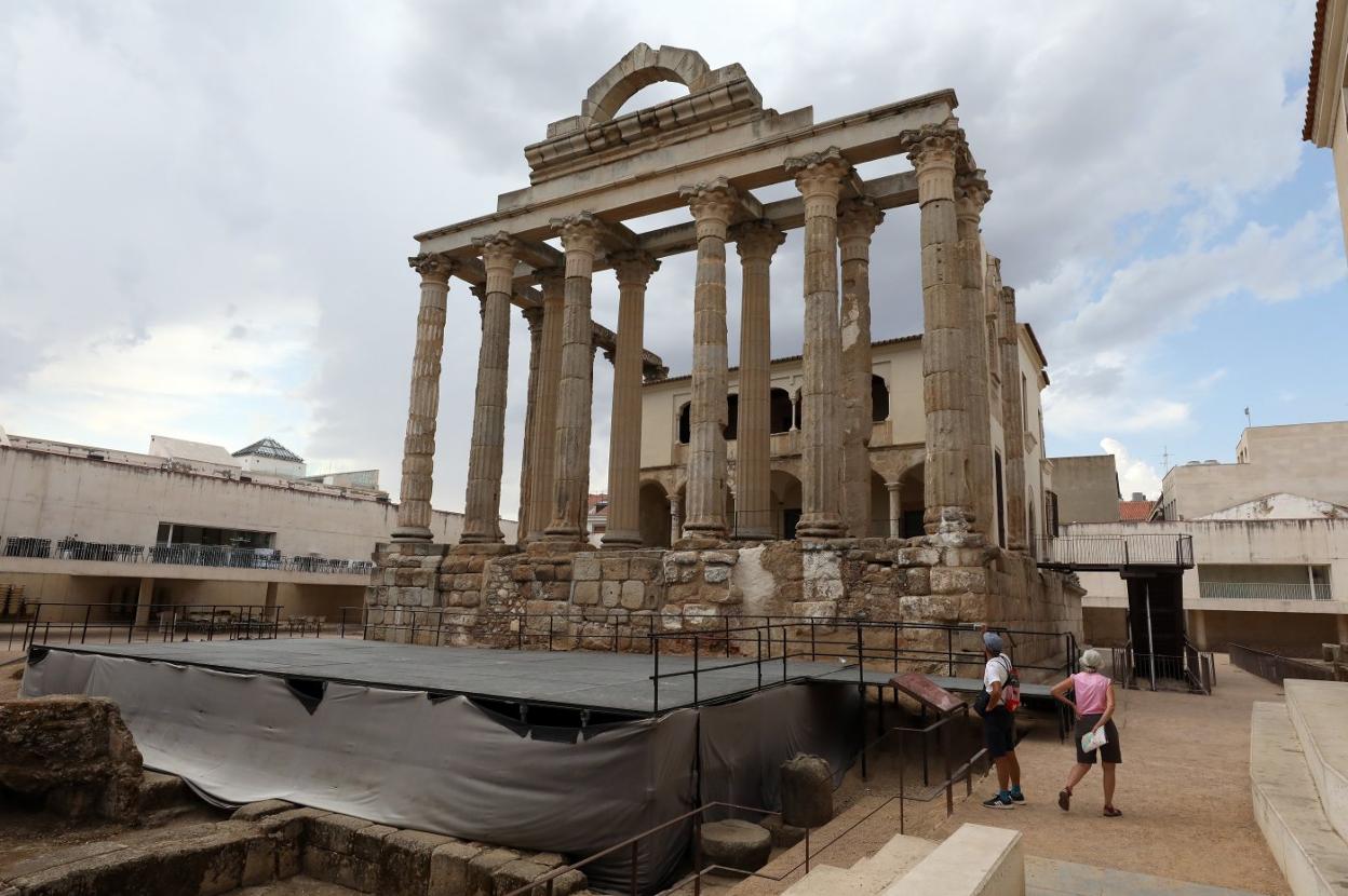 Escenario que actualmente está montado en la plaza del Templo de Diana y que se va a sustituir. :: brígido