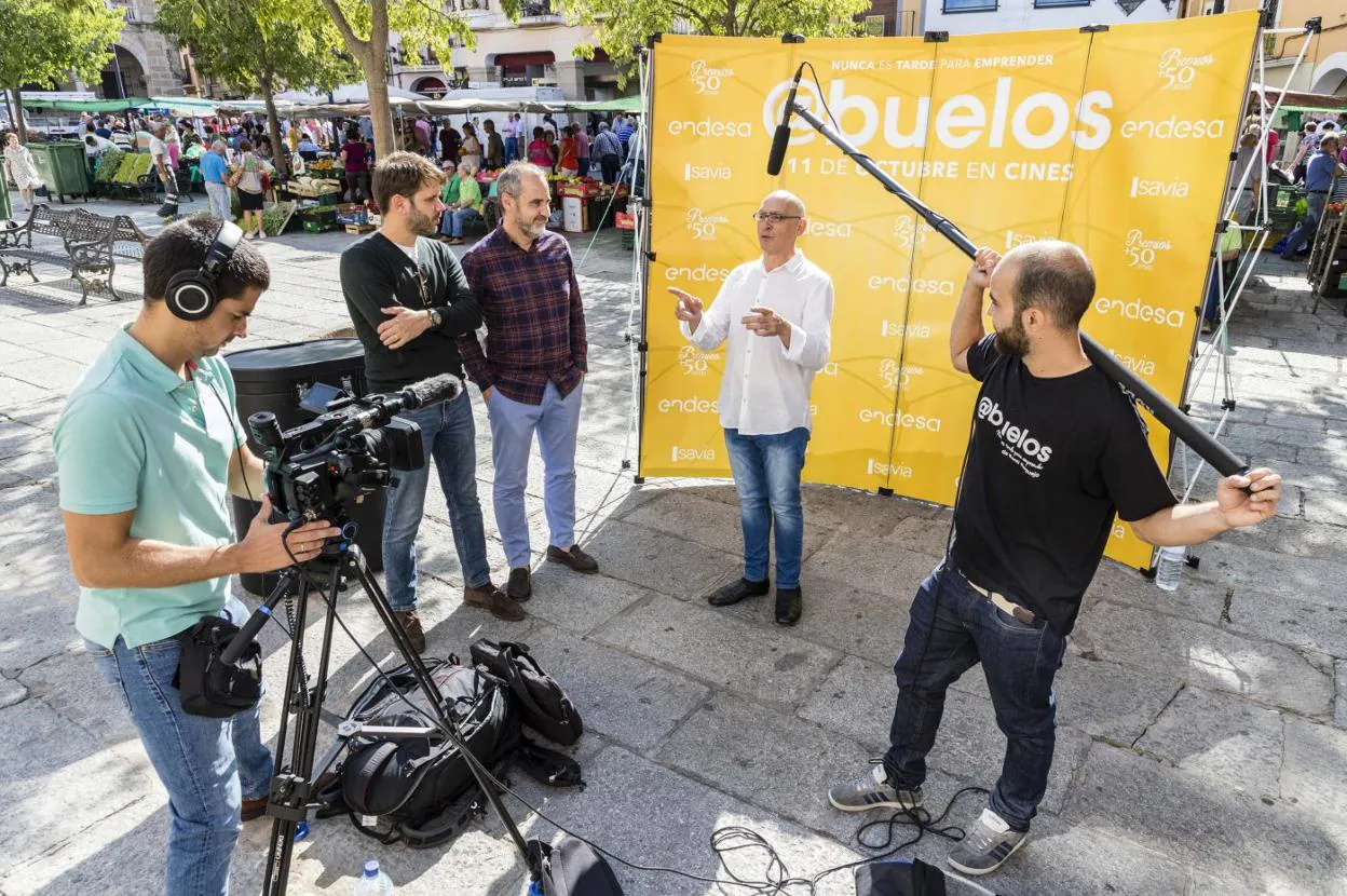 Fernando Alcalá, junto a Santiago Requejo, expone su proyecto ayer en la plaza. :: andy solé