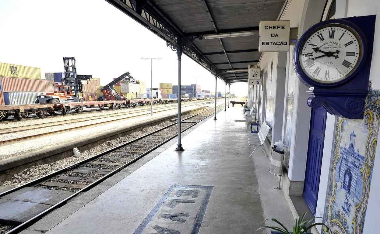 Estación de trenes en Elvas, con contenedores de mercancías a la izquierda.