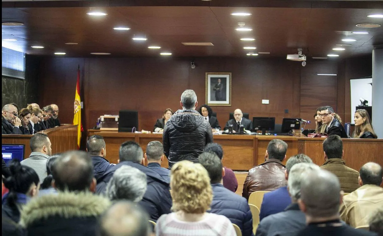 Imagen de un juicio en la Audiencia de Cáceres contra un clan dedicado al tráfico de drogas.