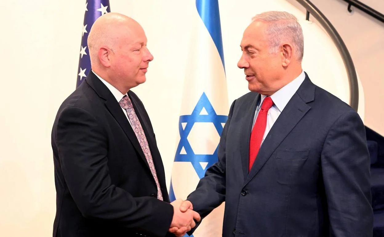 El primer ministro israelí en funciones, Benjamín Netanyahu (dcha.), recibe al enviado especial de la Casa Blanca para Oriente Medio, Jason Greenblat.