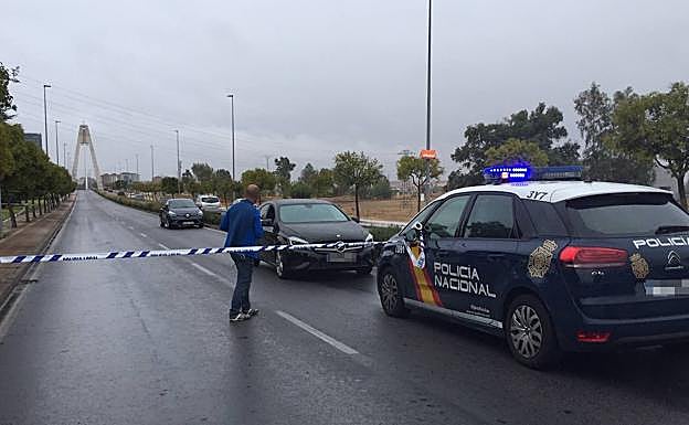 Imagen. Coche policial junto al vehículo que recibió los disparos.
