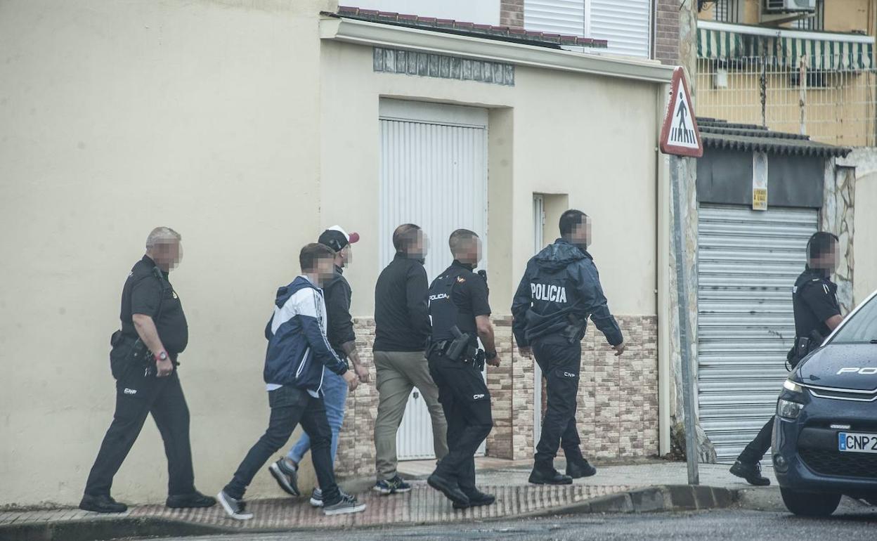 La primera detención se produjo hora y media después de los hechos en la barriada de Las Moreras. 