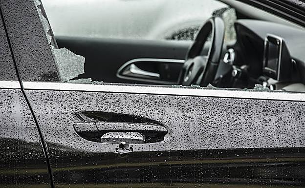 Señal de una de las balas disparadas en la puerta del vehículo tiroteado este sábado.