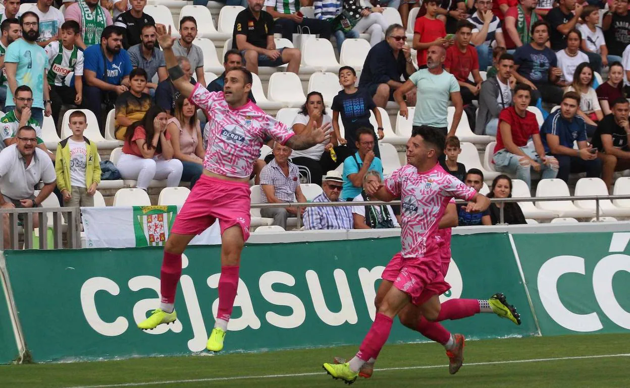 Los jugadores del Badajoz celebran el gol.