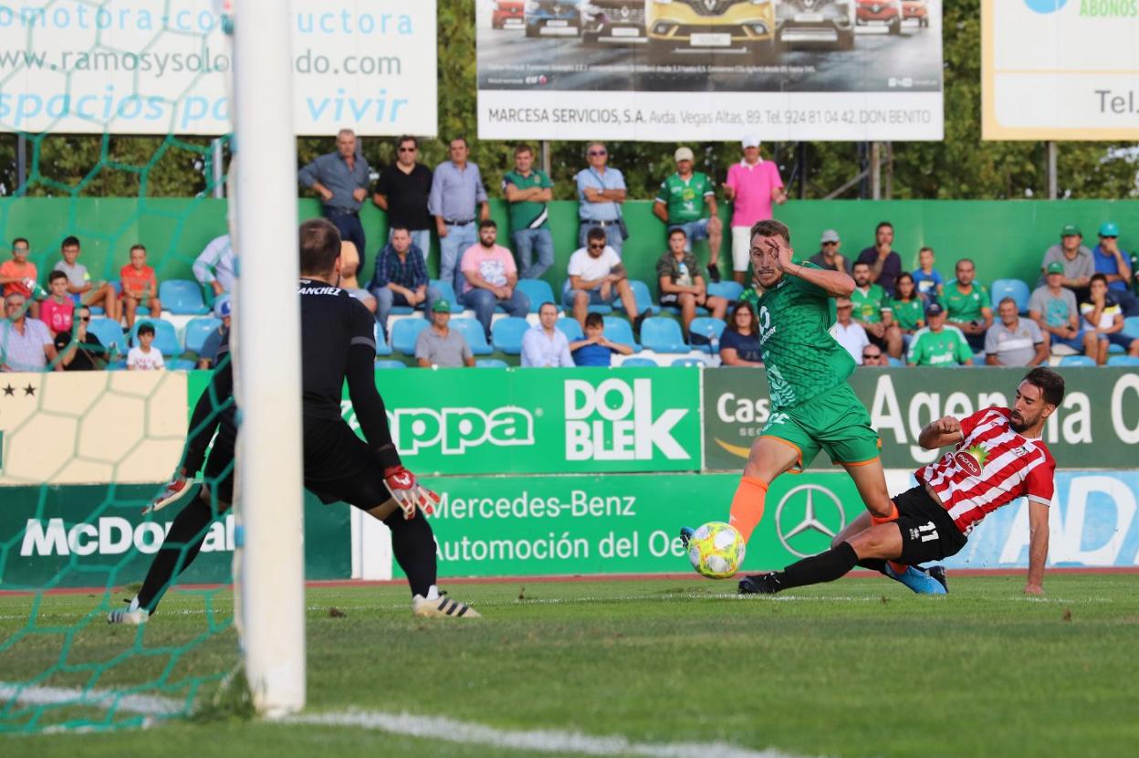 El serón Mario, en el disparo del primer gol ante el Azuaga. :: E. D.