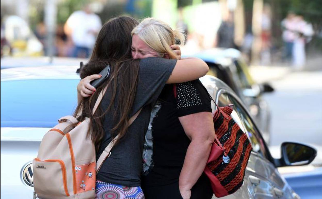 Dos mujeres se abrazan en Tirana tras comprobar los daños causados por el terremoto.