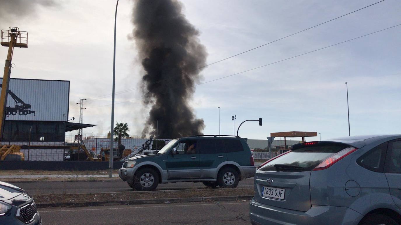 Fotos: Columna de humo causada por el incendio de la panificadora en Badajoz