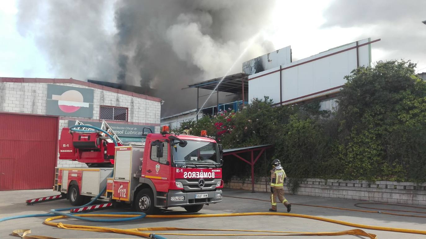 Los bomberos de Badajoz trabajando en la zona.