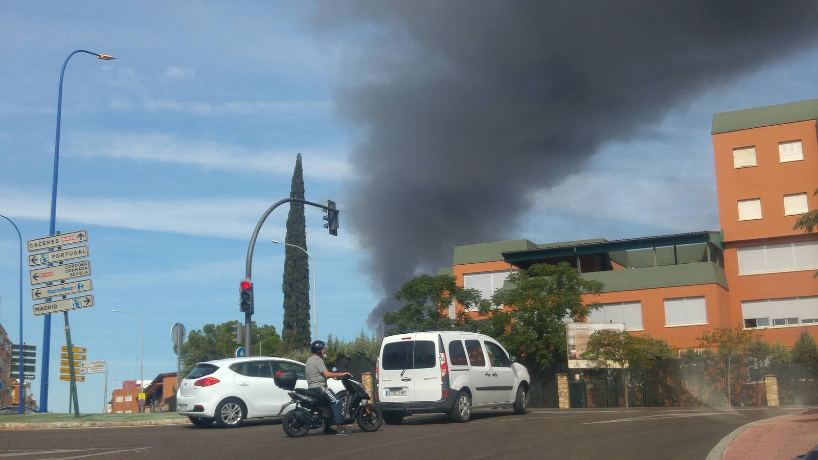 Fotos: Columna de humo causada por el incendio de la panificadora en Badajoz