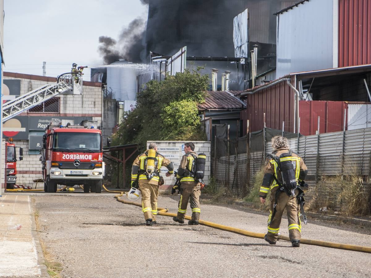 Fotos: Columna de humo causada por el incendio de la panificadora en Badajoz