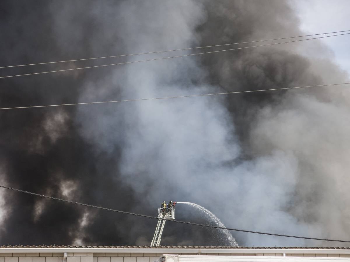 Fotos: Columna de humo causada por el incendio de la panificadora en Badajoz