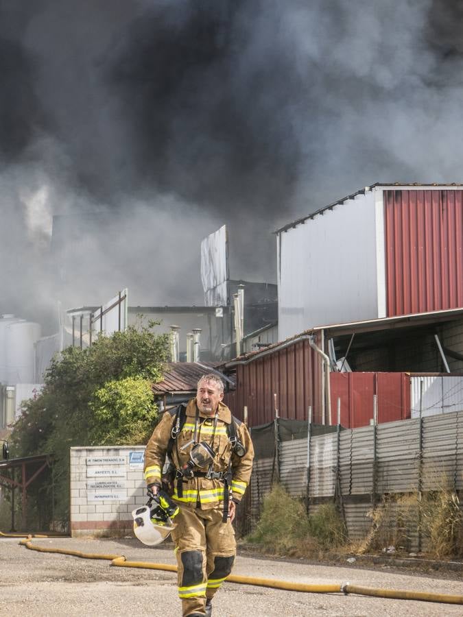 Fotos: Columna de humo causada por el incendio de la panificadora en Badajoz