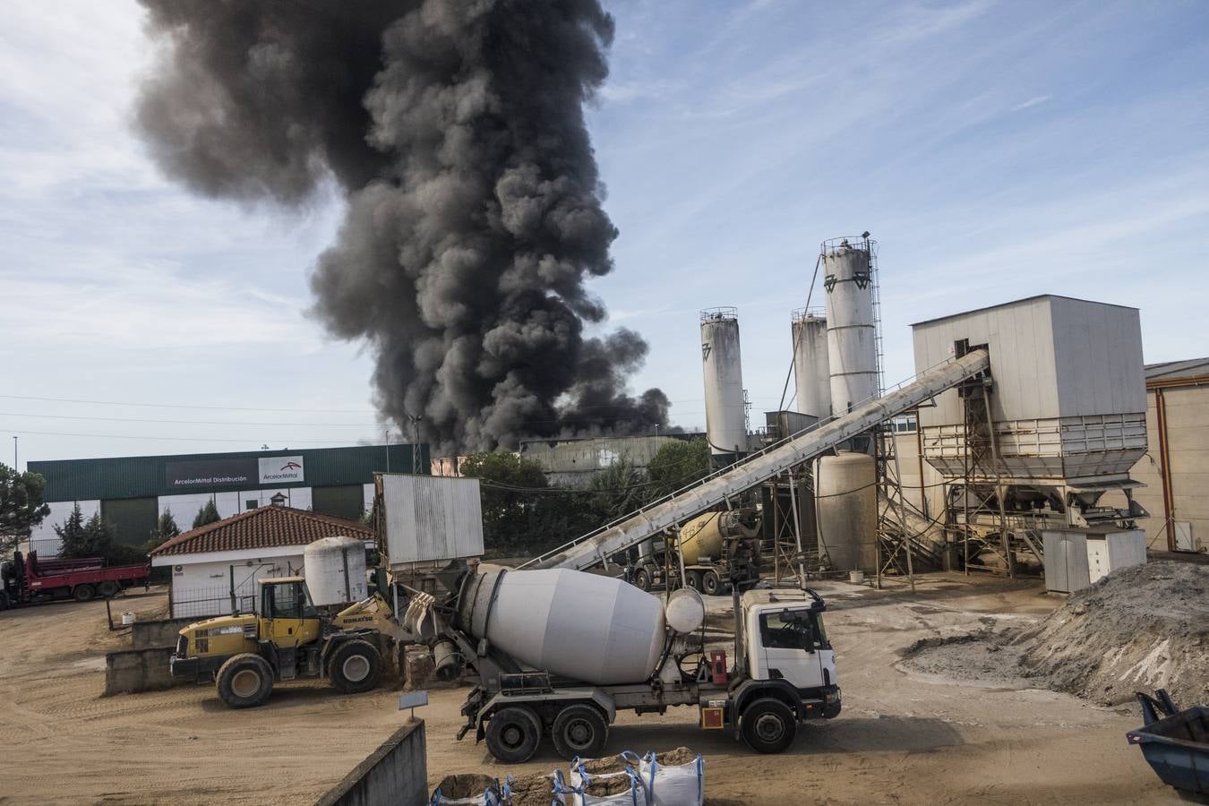 Fotos: Columna de humo causada por el incendio de la panificadora en Badajoz